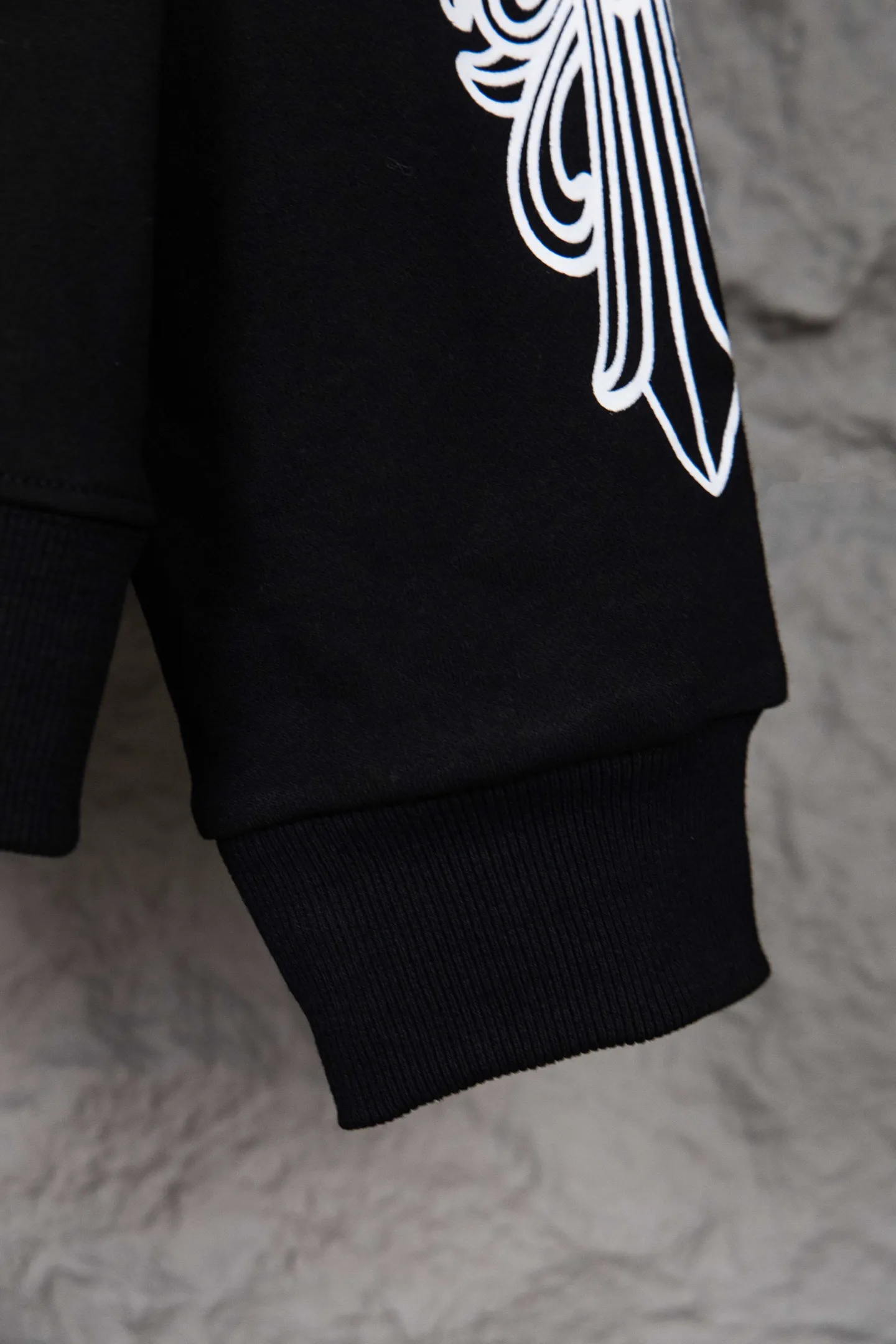P310 ChromeHearts 25 early autumn floral arm horseshoe hooded sweatshirt Sanskrit letter rattan flower cross horseshoe hooded sweatshirt The fabric is made of 440g pure cotton terry with matching threads Imported printing Original custom-made Hardware Color: Black Size: S-XL